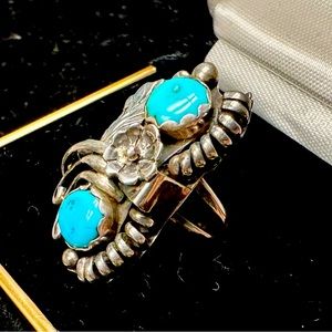 Exquisite southwestern turquoise ring with floral details- hand crafted
